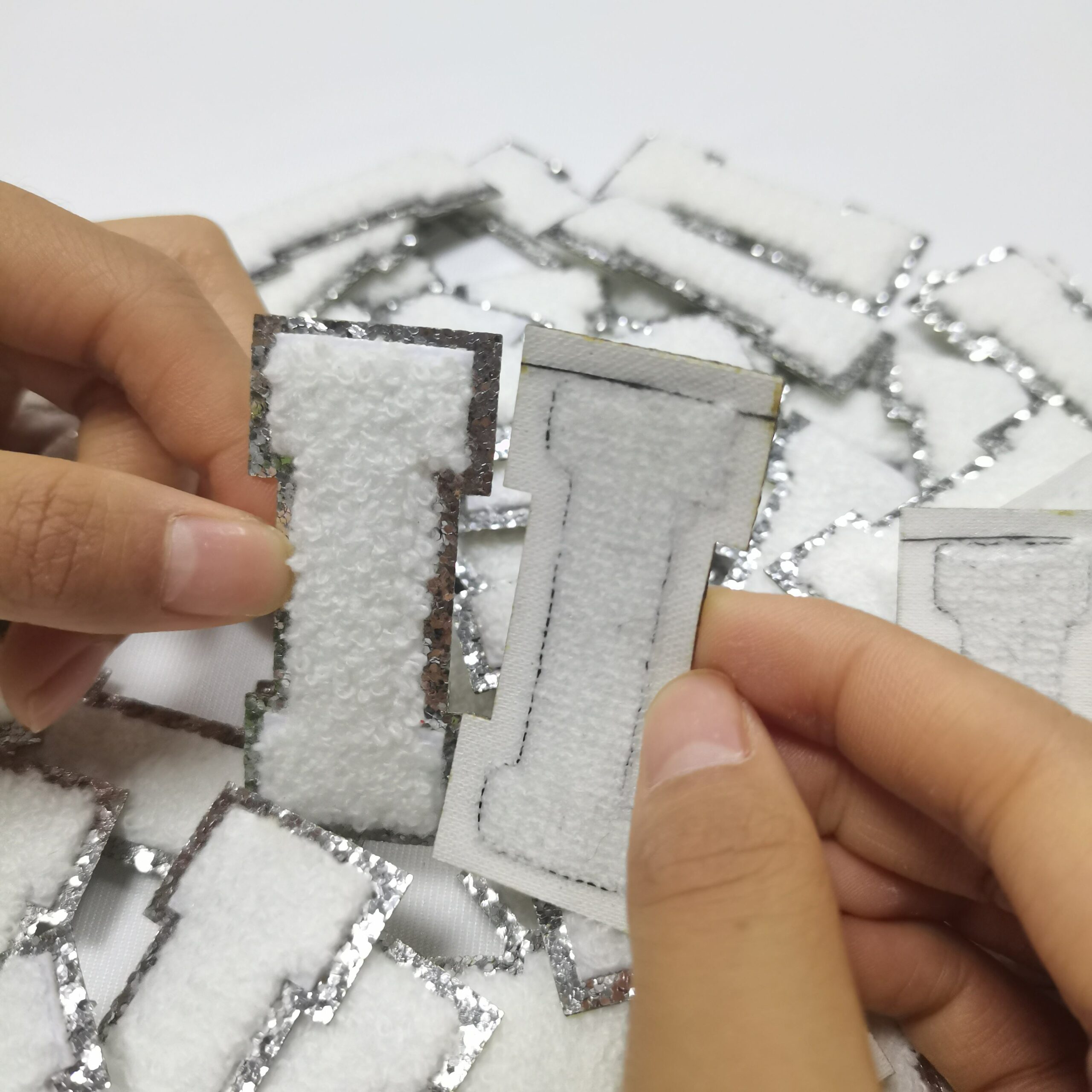 wholesale Stock A-Z Towel English Alphabet Custom Embroidered Gold Glitter Border Iron On Chenille Letters Patches 1 H8e838a658d834d4184f096dc070d4707a scaled